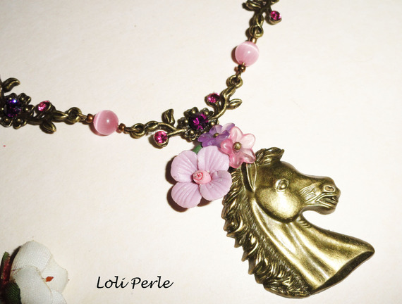 Collier original cheval bronze avec fleurs et cristal rose et mauve