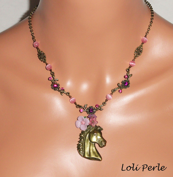 Collier original cheval bronze avec fleurs et cristal rose et mauve