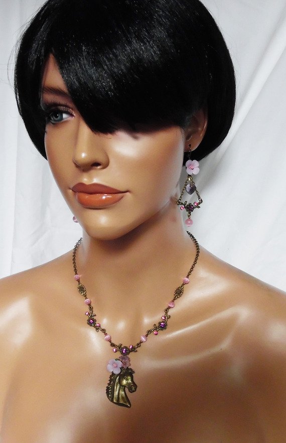 Collier original cheval bronze avec fleurs et cristal rose et mauve