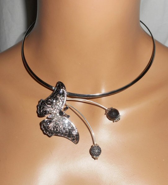 Collier original en métal soudé avec papillon gris serti de cristal et pierres en agate