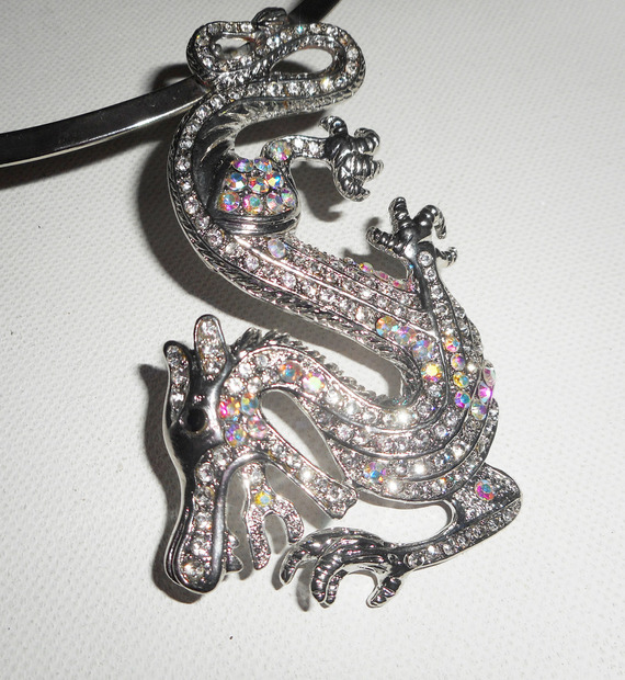 Collier original en métal argent avec grand dragon en cristal
