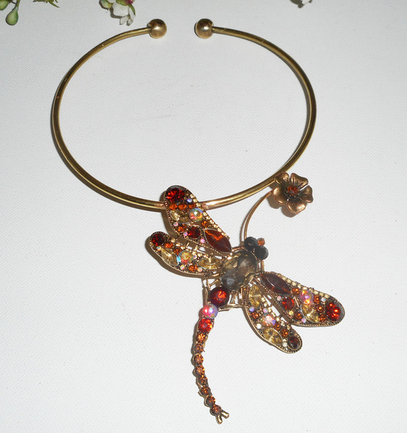 Collier original en métal soudé avec grande libellule en cristal marron et fleur