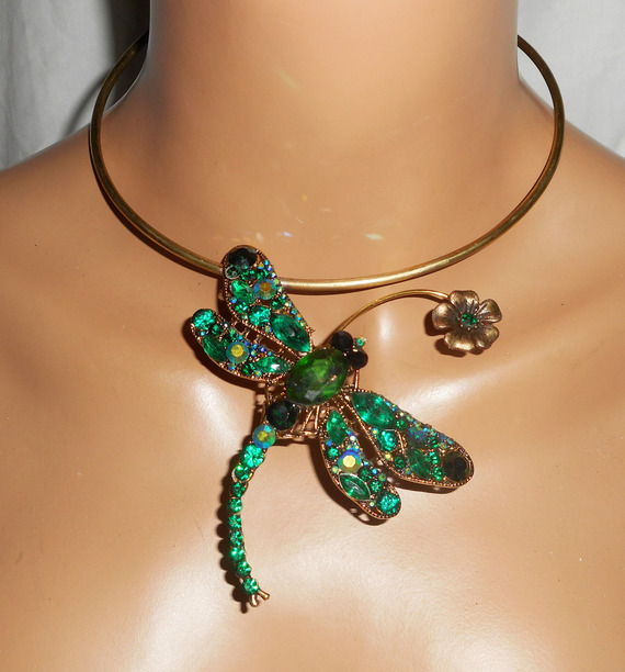 Collier original en métal soudé avec grande libellule en cristal verte et fleur