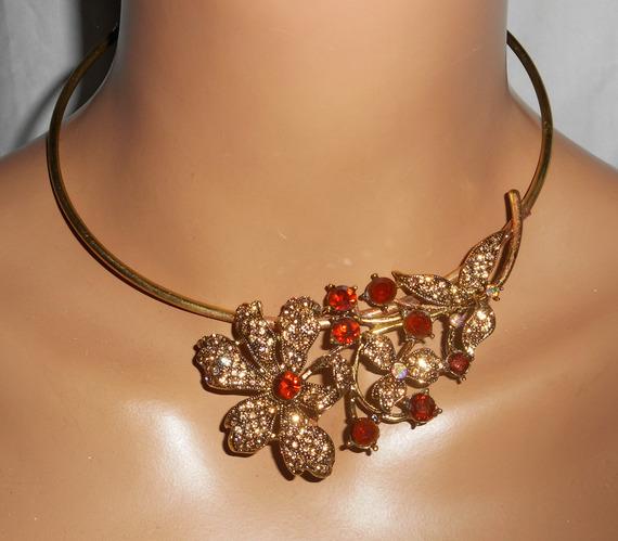 Collier original en métal soudé avec fleurs en strass ambre