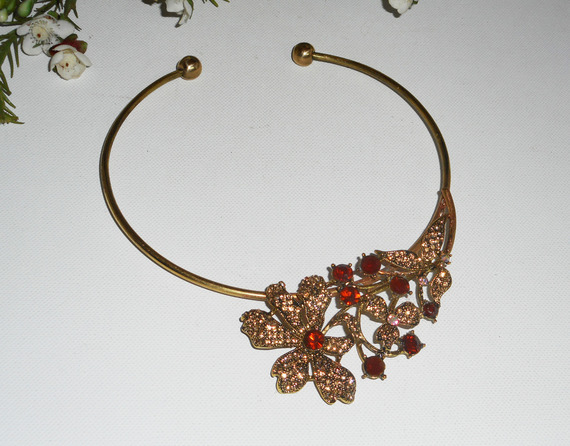 Collier original en métal soudé avec fleurs en strass ambre