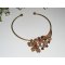 Collier original en métal soudé avec fleurs en strass ambre