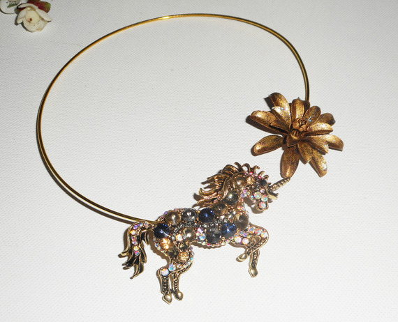Collier original en métal soudé avec licorne en strass et fleur dorée