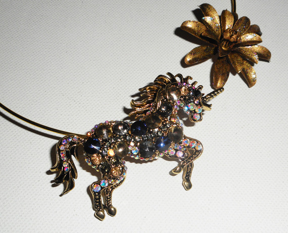 Collier original en métal soudé avec licorne en strass et fleur dorée