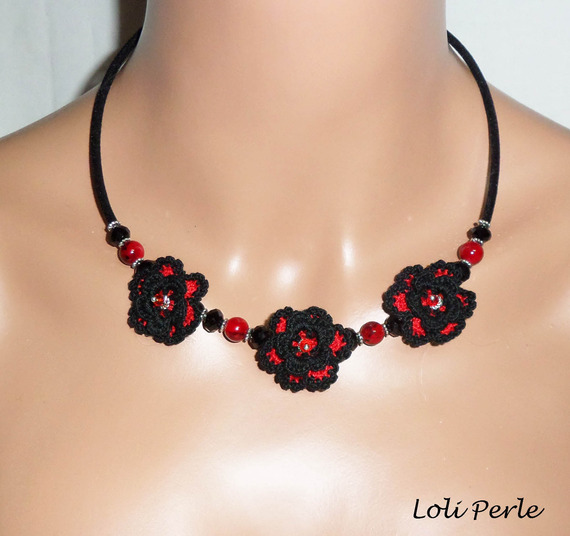 Collier original fleurs crochetées noires et rouges avec cristal et perles de verre