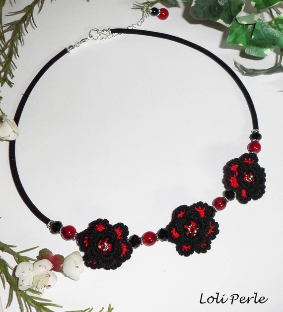 Collier original fleurs crochetées noires et rouges avec cristal et perles de verre