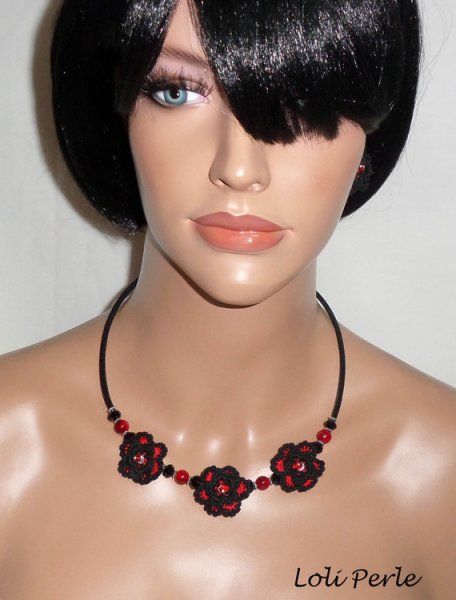 Collier original fleurs crochetées noires et rouges avec cristal et perles de verre