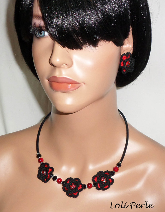 Collier original fleurs crochetées noires et rouges avec cristal et perles de verre