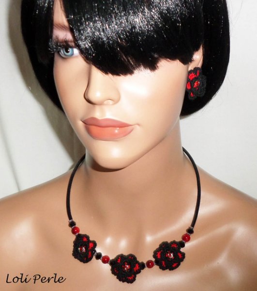 Collier original fleurs crochetées noires et rouges avec cristal et perles de verre