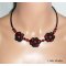 Collier original fleurs crochetées noires et rouges avec cristal et perles de verre