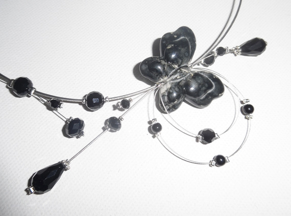 Collier original féerie perles en cristal noir et papillon