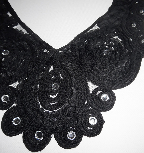 Collier original grand ras de cou fleurs en dentelle noire avec cristal de Swarovski