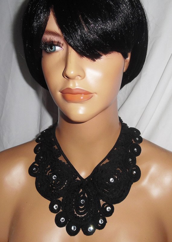 Collier original grand ras de cou fleurs en dentelle noire avec cristal de Swarovski