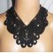 Collier original grand ras de cou fleurs en dentelle noire avec cristal de Swarovski