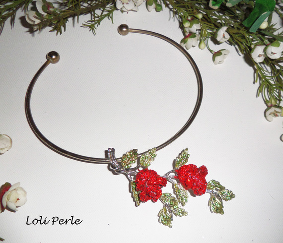 Collier original roses rouges avec strass en cristal sur tour de cou argent