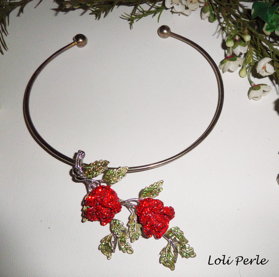 Collier original roses rouges avec strass en cristal sur tour de cou argent