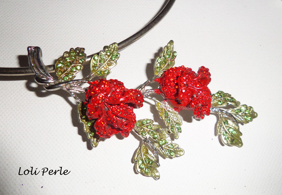 Collier original roses rouges avec strass en cristal sur tour de cou argent