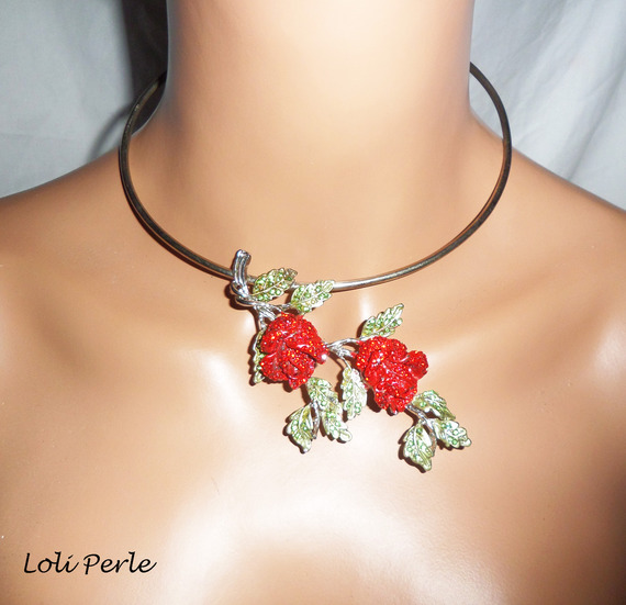 Collier original roses rouges avec strass en cristal sur tour de cou argent