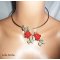 Collier original roses rouges avec strass en cristal sur tour de cou argent