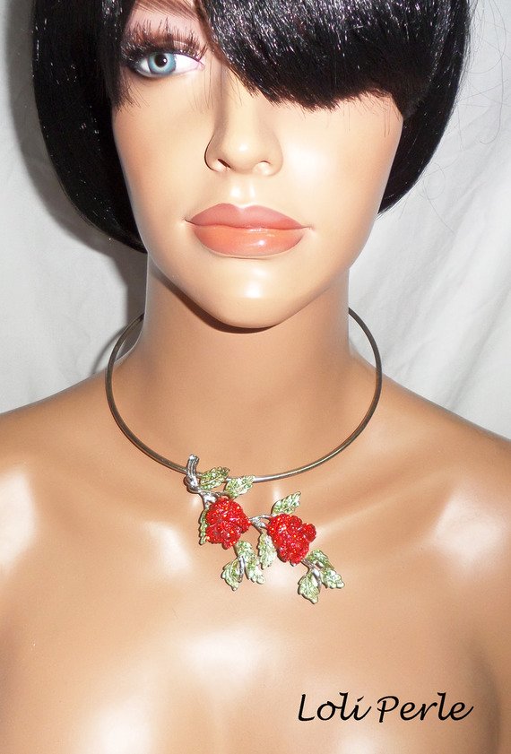 Collier original roses rouges avec strass en cristal sur tour de cou argent