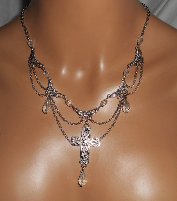 Collier originale avec perles en cristal de bohème jeu de chaine et croix argent