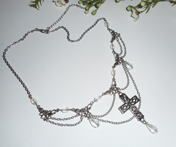 Collier originale avec perles en cristal de bohème jeu de chaine et croix argent