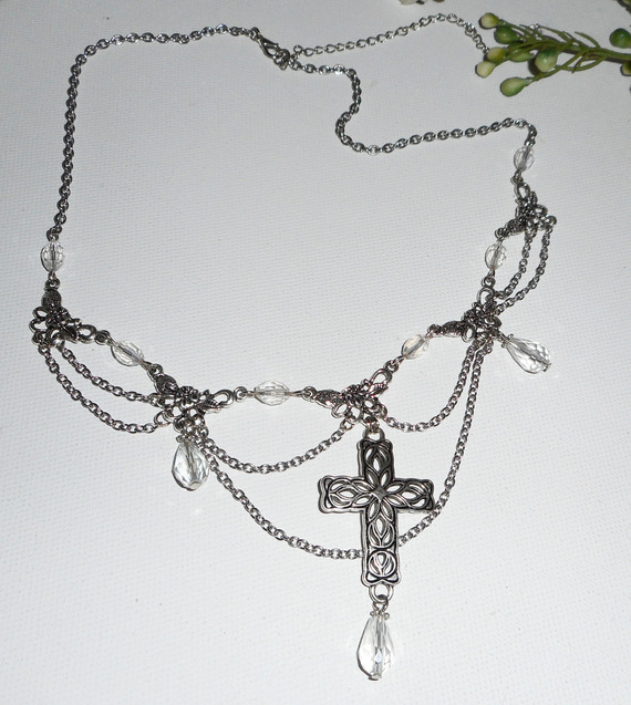 Collier originale avec perles en cristal de bohème jeu de chaine et croix argent