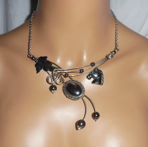 Collier originalen métal soudé avec cheval et pierres d'hématite