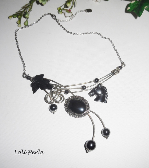 Collier originalen métal soudé avec cheval et pierres d'hématite