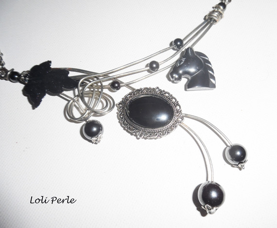 Collier originalen métal soudé avec cheval et pierres d'hématite