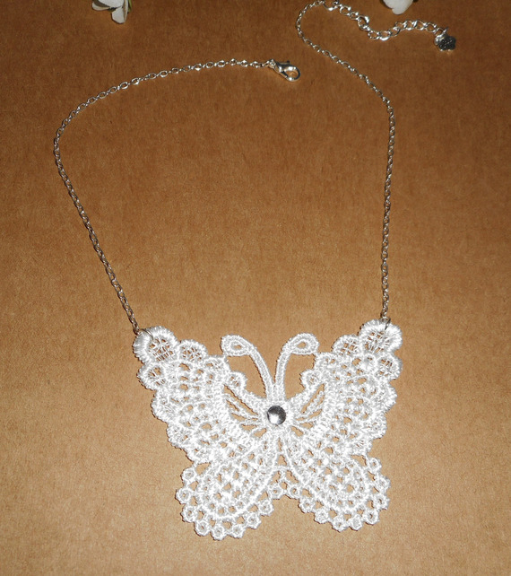 Collier papillon blanc en fine broderie sur chaine argent