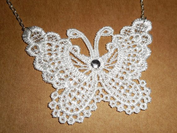 Collier papillon blanc en fine broderie sur chaine argent