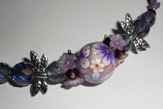 Collier perle fleurie violet avec perles en cristal sur cordon en coton ciré