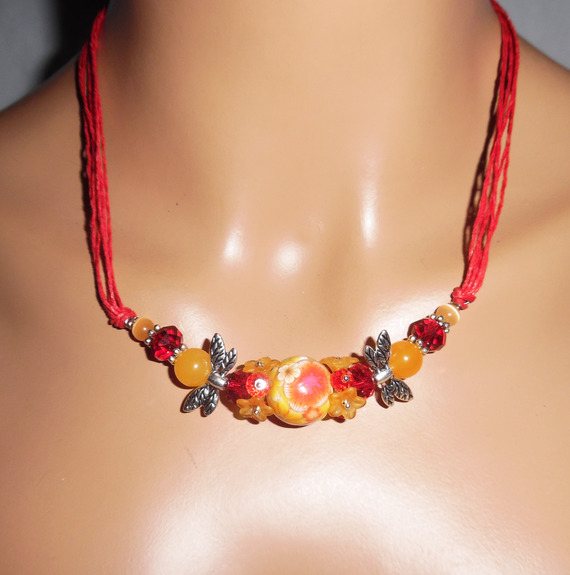 Collier perle fleurie rouge orange avec perles en cristal sur cordon en coton ciré