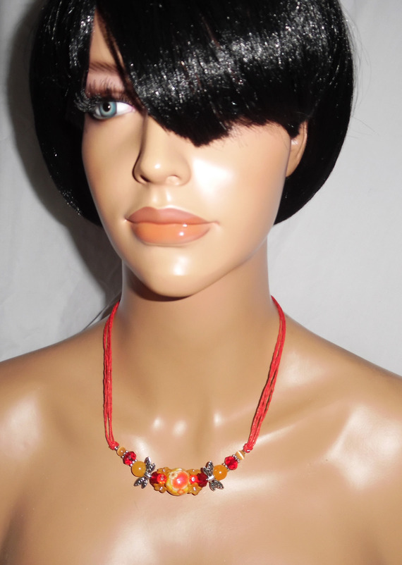 Collier perle fleurie rouge orange avec perles en cristal sur cordon en coton ciré