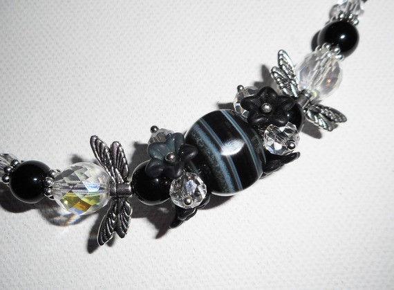 Collier perle fleurie avec pierre d'agate, onyx sur cordon noir