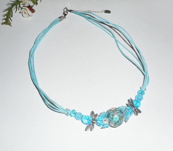 Collier perle fleurie bleu avec perles en cristal sur cordon en coton ciré