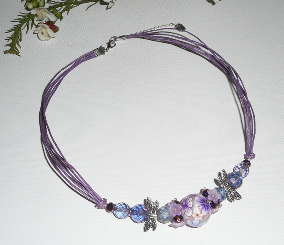 Collier perle fleurie violet avec perles en cristal sur cordon en coton ciré