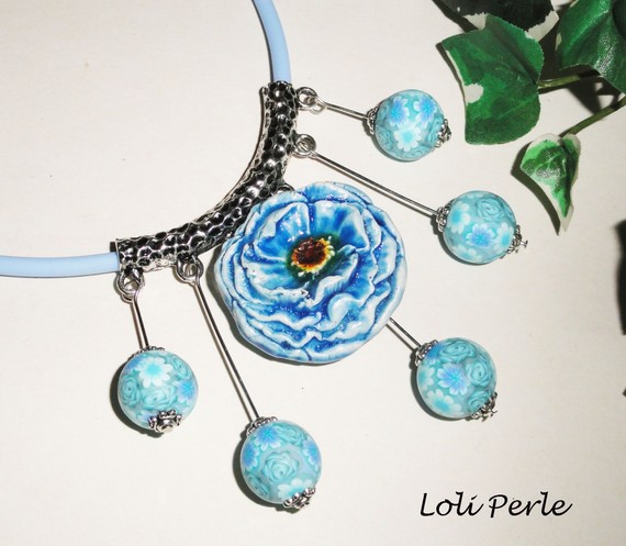 Collier perles bleues fleuries avec rose en céramique