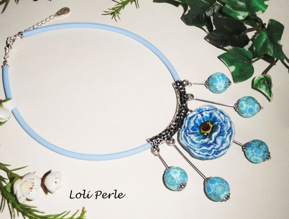 Collier perles bleues fleuries avec rose en céramique