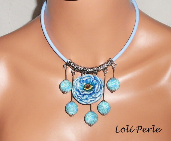 Collier perles bleues fleuries avec rose en céramique