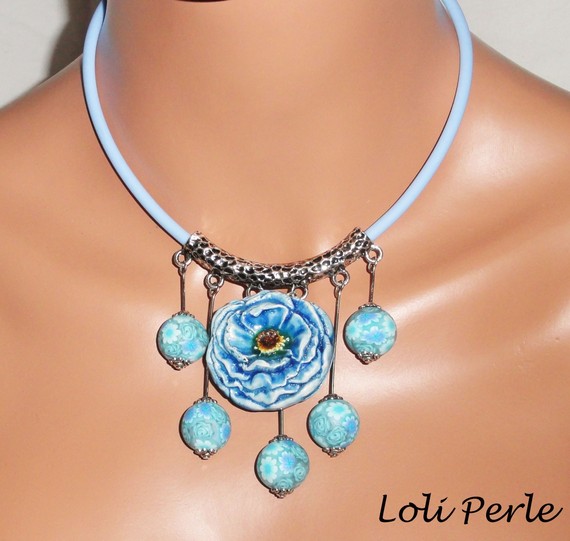 Collier perles bleues fleuries avec rose en céramique