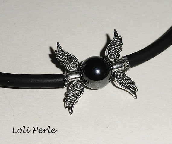 Collier pierre d'hématite avec ailes en métal sur cordon noir