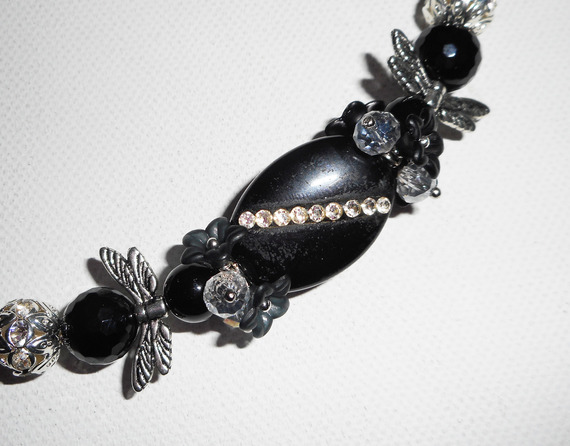 Collier  pierre d' onyx et cristal  avec fleurs et papillons sur multi cordons noirs