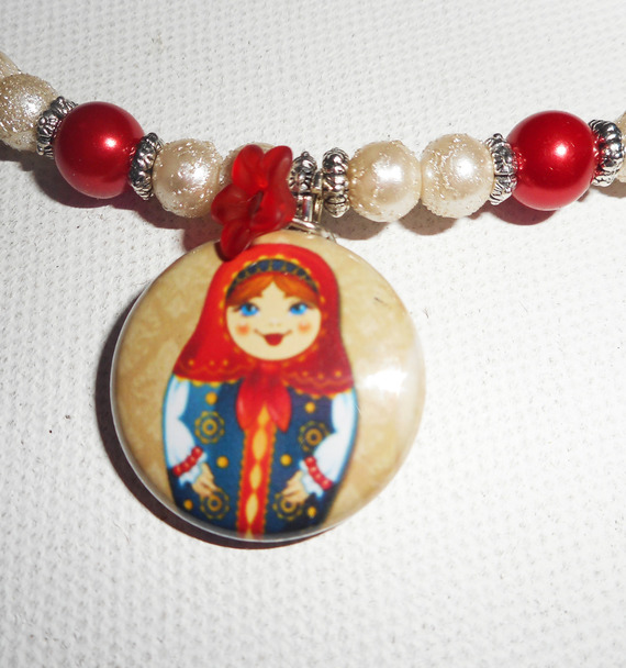 Collier poupée russe avec perles de verre rouge et ecru nacré  sur cordon en soie