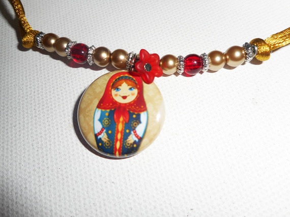 Collier poupée russe avec perles de verre rouge et marron nacré  sur cordon en soie